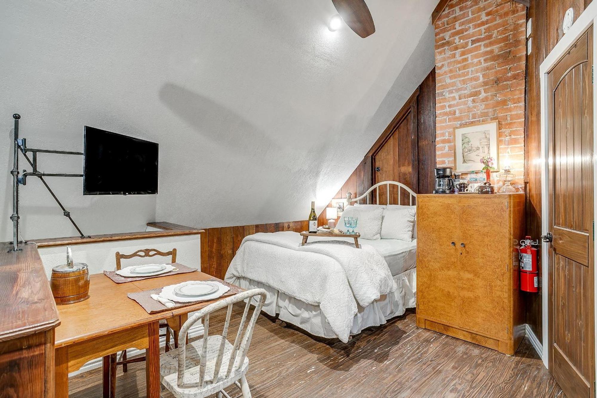 The Gallery House Boutique Hotel Stephenville Extérieur photo