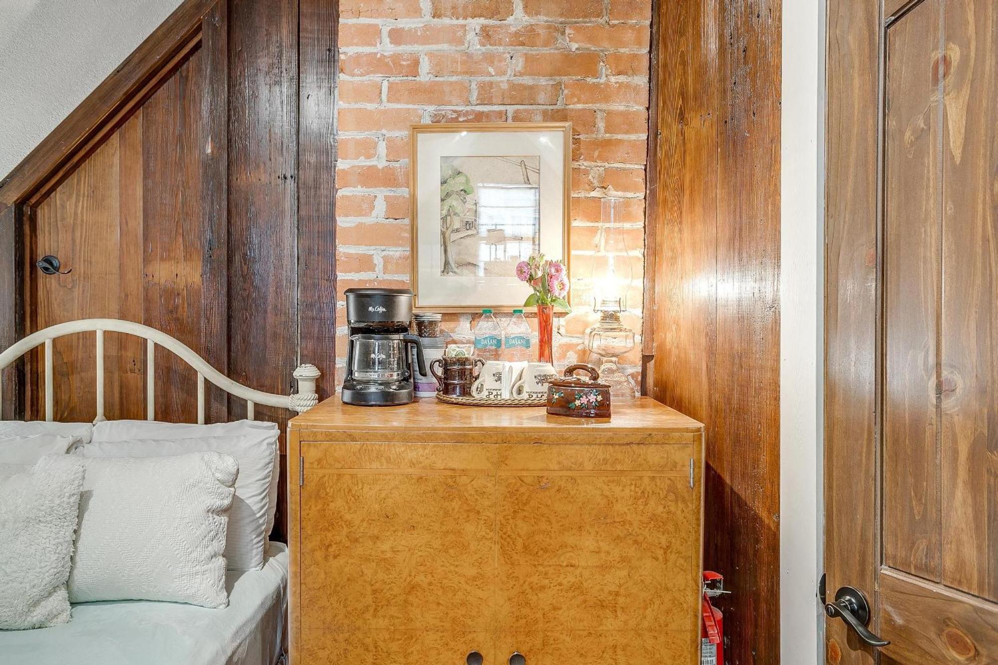 The Gallery House Boutique Hotel Stephenville Extérieur photo
