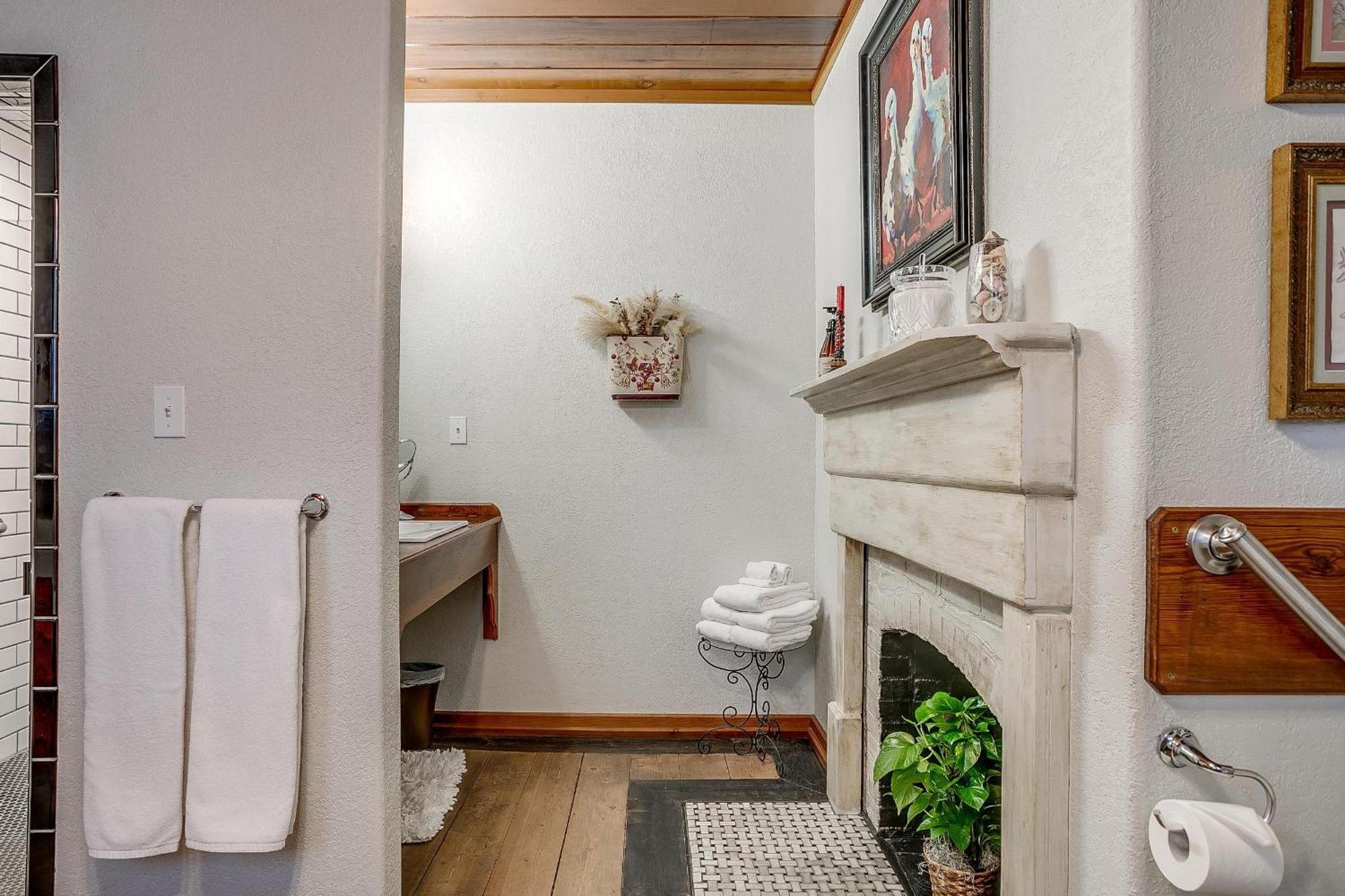 The Gallery House Boutique Hotel Stephenville Extérieur photo
